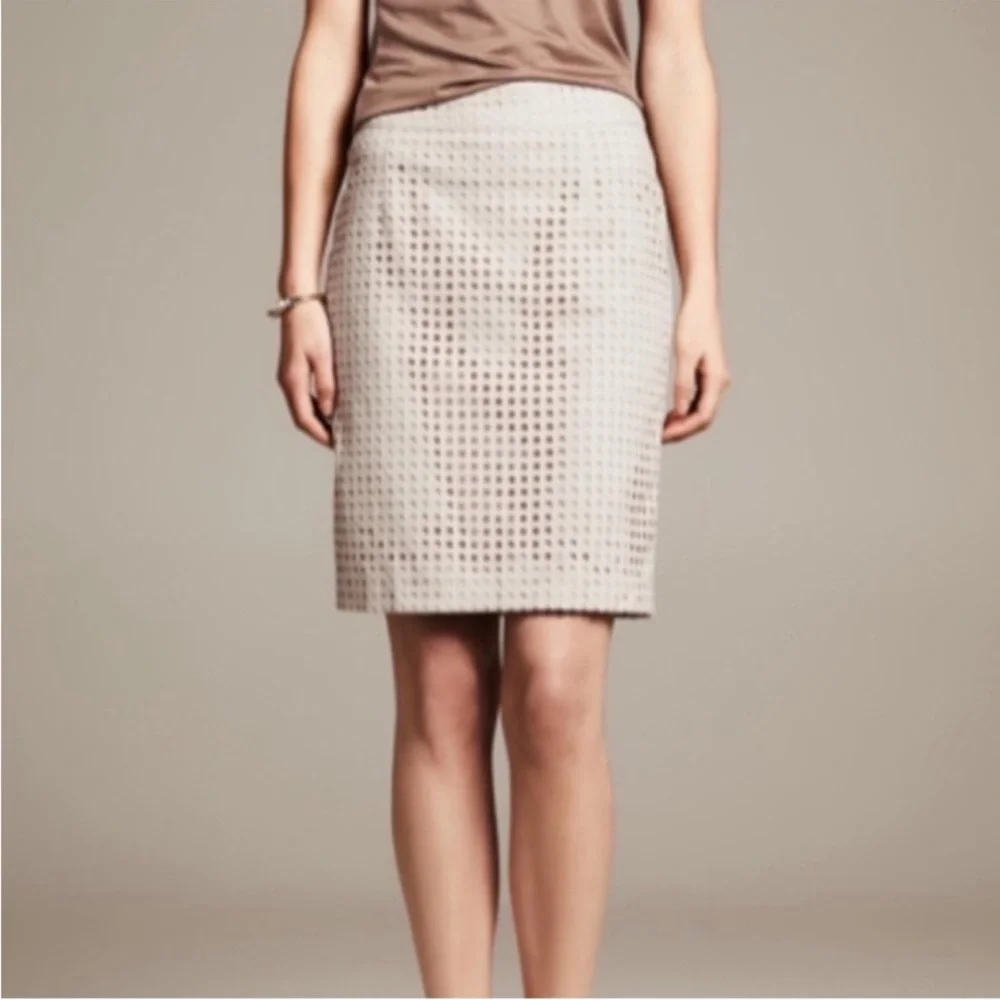 Banana Republic Size 2 Tan Eyelet Pencil Skirt Embellished Knee-Length